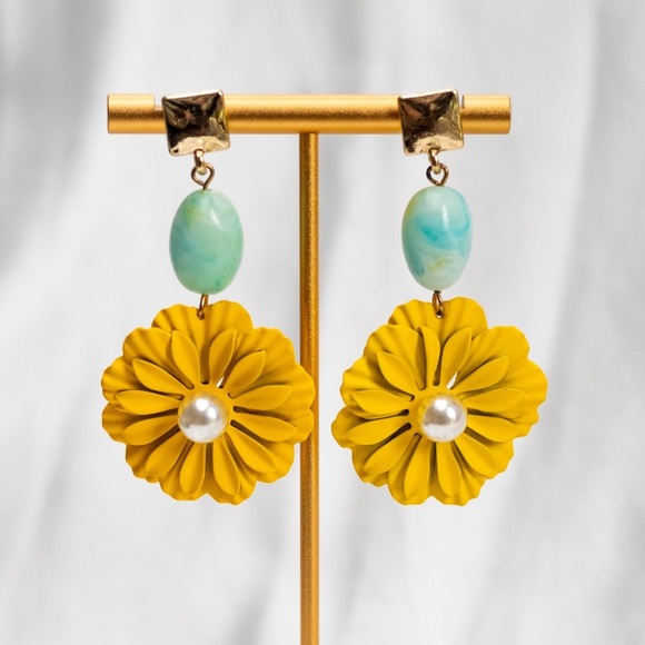 Modcloth Jewelry - ✨Modcloth Linnea Earrings